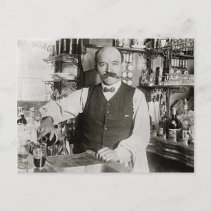 Postal Camarero Sirviendo Bebida, 1910