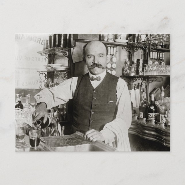 Postal Camarero Sirviendo Bebida, 1910 (Anverso)
