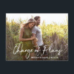 Postal Cambio de escritura manuscrita de planes Foto<br><div class="desc">Moderno y moderno guión escrito a mano Cambio de planes Boda Aplazamiento de nuevo Boda Fecha pareja foto postal</div>