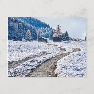 Postal Camino sucio en la tierra de la nieve, Alpes europ