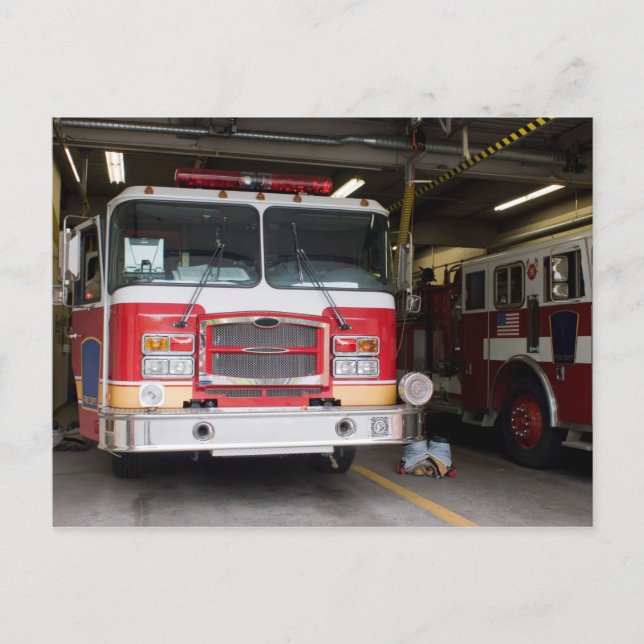 Postal Camiones de fuego estacionados en la estación (Anverso)