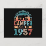 Postal Camper nacido en 1957 70th Birthday Gift RV Campin<br><div class="desc">Nunca subestimes a un Camper nacido en 1957. Regalo de cumpleaños número 70 ideal para los aficionados a la automotriz y el camping de 70 años a los que les encanta acampar y viajar en su RV. Para hombres,  mujeres,  tu padre en el Día del Padre.</div>