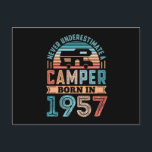 Postal Campista nacido en 1957 Regalo de cumpleaños 70 RV<br><div class="desc">Nunca subestimes a un Campista nacido en 1957. Regalo ideal para el cumpleaños 70 para un entusiasta de 70 años de las autocaravanas y el camping que ama acampar y viajar en su RV. Para hombres,  mujeres,  tu papá en el Día del Padre.</div>