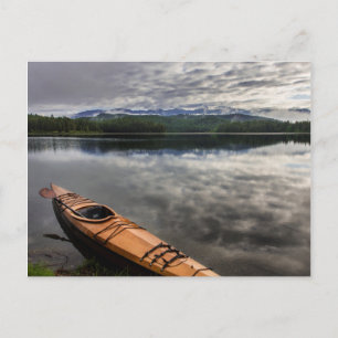 Postal Canoa de madera en la orilla del lago Beaver