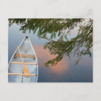 Canoa en el lago al atardecer, Canadá