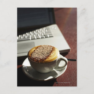 Postal Cappuccino frente al portátil