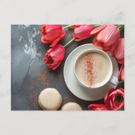 Postal Cappuccino und Macarons umringt von Tulpen 
