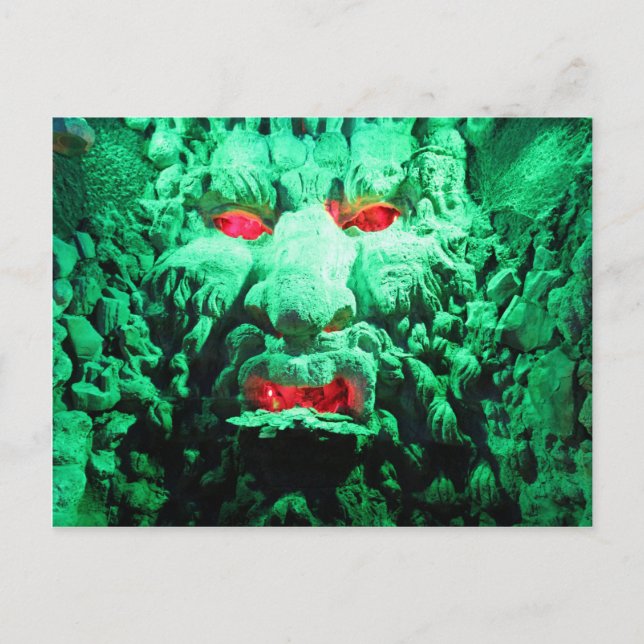 Postal Cara mascarada aterradora en roca (Anverso)