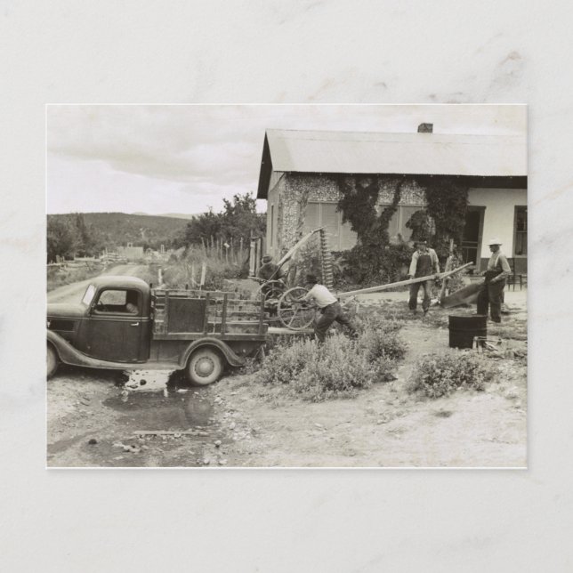 Postal Cargando una cortadora - 1940. (Anverso)