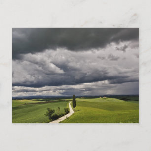 Postal Carretera y nubes de tormenta, región rural de Tos