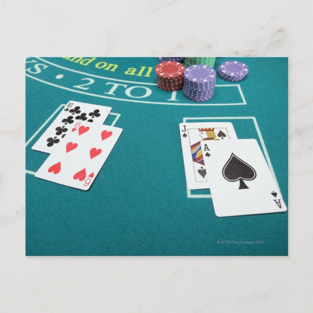 Postal Cartas y fichas en la mesa de apuestas (Anverso)