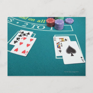 Postal Cartas y fichas en la mesa de apuestas
