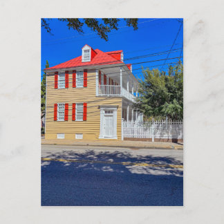 Postal Casa amarilla de Charleston con contraventanas roj