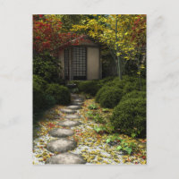 Casa de té y jardín japonesa en otoño