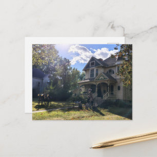 Postal Casa embrujada de Halloween con esqueletos de día