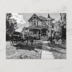 Postal Casa embrujada de Halloween con esqueletos en blan
