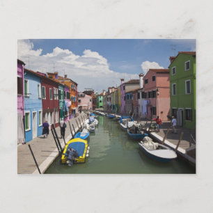 Postal Casas coloridas a lo largo del canal en la isla de