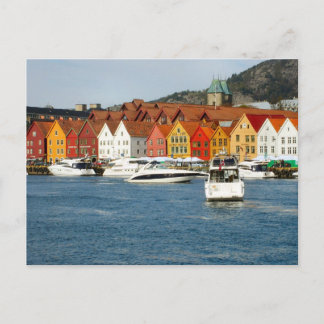Postal Casas pintadas en Noruega frente al mar