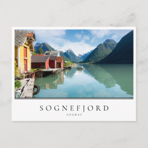 Postal Casas y fiordo de Sognefjord en Noruega