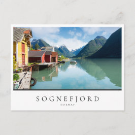 Postal Casas y fiordo de Sognefjord en Noruega