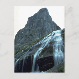 Postal Cascada alpina en las montañas Logan, NWT, Cana