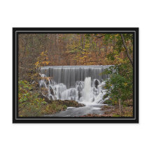 Cascada de cascada de bosques y follaje de otoño