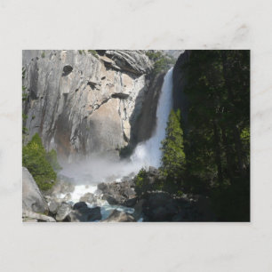 Postal Cascada inferior de Yosemite en el sendero de la c