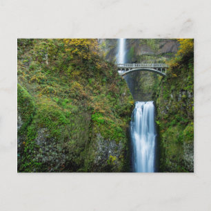Postal Cascadas Multnomah en otoño en la garganta de Colu