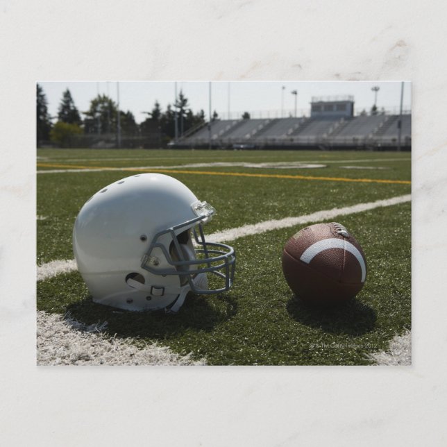 Postal Casco de fútbol y de fútbol en campo de fútbol (Anverso)