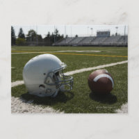 Casco de fútbol y de fútbol en campo de fútbol