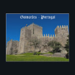 Postal Castillo de Guimaraes<br><div class="desc">Castillo medieval de Guimaraes, un hito notable en la historia de Portugal. El Castillo de Guimaraes (portugués: Castelo de Guimaraes), es el principal castillo medieval del municipio de Guimaraes, en la región norte de Portugal. Fue construido bajo las órdenes de Mumadona Dias en el siglo X para defender al monasterio...</div>