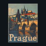 Postal Castillo de Praga Vintage<br><div class="desc">"Transporte a las encantadoras calles de Praga con nuestra tarjeta postal antigua que presenta el icónico Castillo de Praga. Sumérjase en el encanto intemporal de este paisaje histórico mientras las calles adoquinadas avanzan hacia el majestuoso castillo de la colina. La estética vintage añade un toque nostálgico a esta pintoresca escena,...</div>