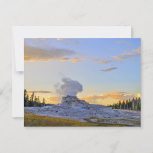 Postal Castle Geyser en Sunset, Parque Nacional Yellowsto