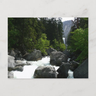 Postal Cataratas vernales a la distancia en Yosemite