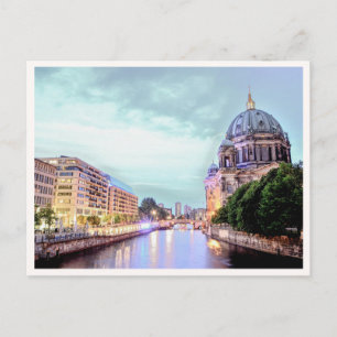 Postal Catedral de Berlín junto al río Spree por la noche