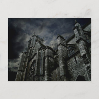 Postal Catedral gótica con un cielo oscuro y oscuro