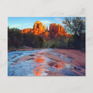 Postal Cathedral Rock reflejada en Oak Creek al atardecer
