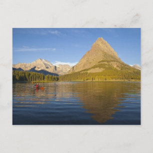 Postal Cayaking en el lago Swiftcurrent al amanecer en el