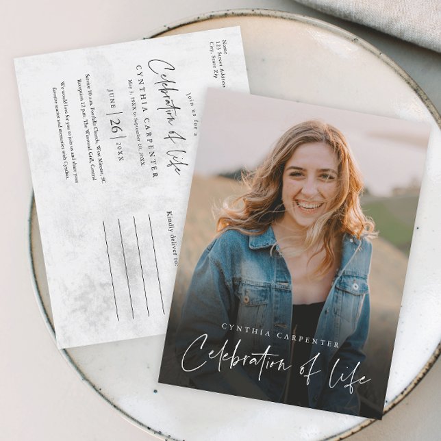 Postal Celebración Moderna de la Vida Funeral Memorial (Modern handwritten script celebration of life photo memorial postcard.)