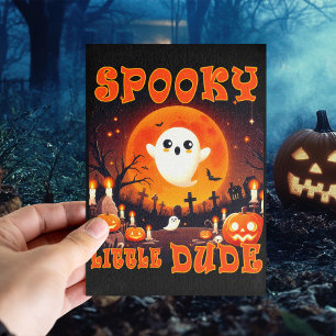Postal Cementerio de Halloween con fantasma lindo y luna