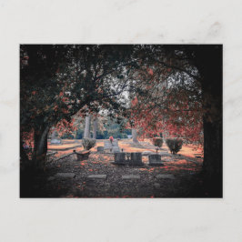 Postal Cementerio histórico con hojas rojas de otoño