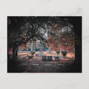 Postal Cementerio histórico con hojas rojas de otoño