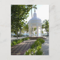 cenador blanco en una isla tropical