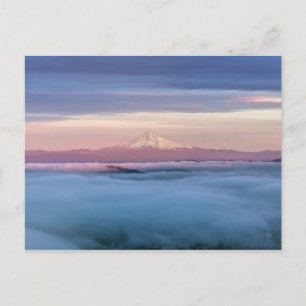 Postal Centro de Portland Oregon cubierto de niebla al at