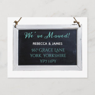 Postal Chalkboard Verde azulado Hemos movido la Invitació