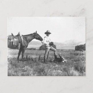 Postal Charles Belden con caballo y cráneo.
