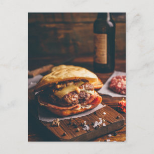 Postal Cheeseburger en tabla de corte