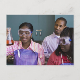 Postal Chica adolescente africano examinando el experimen