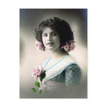 "Chica con rosas rosadas"