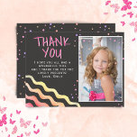 Postal Chica de Chalkboard Stars. Foto de cumpleaños.<br><div class="desc">Chica de Chalkboard Stars. Foto de cumpleaños. Gracias Postcard. Cuta tarjeta de agradecimiento de cumpleaños con una foto y nota de agradecimiento para sus amigos y familia. Carga tu foto y personaliza la tarjeta con el nombre de tu hijo. La tarjeta tiene estrellas y olas de colores en la parte...</div>